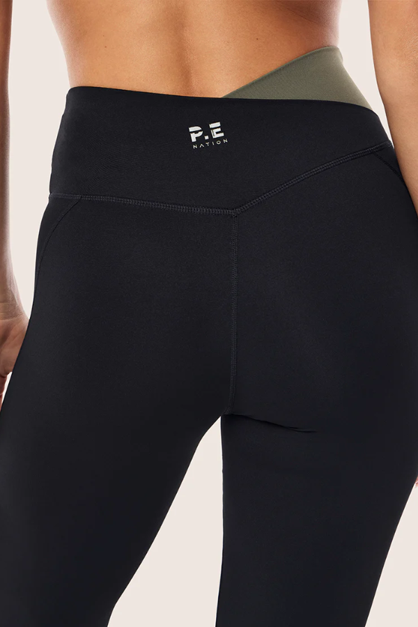 Wander Flare Legging - Black/Olive
