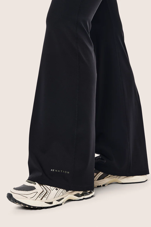 Wander Flare Legging - Black/Olive