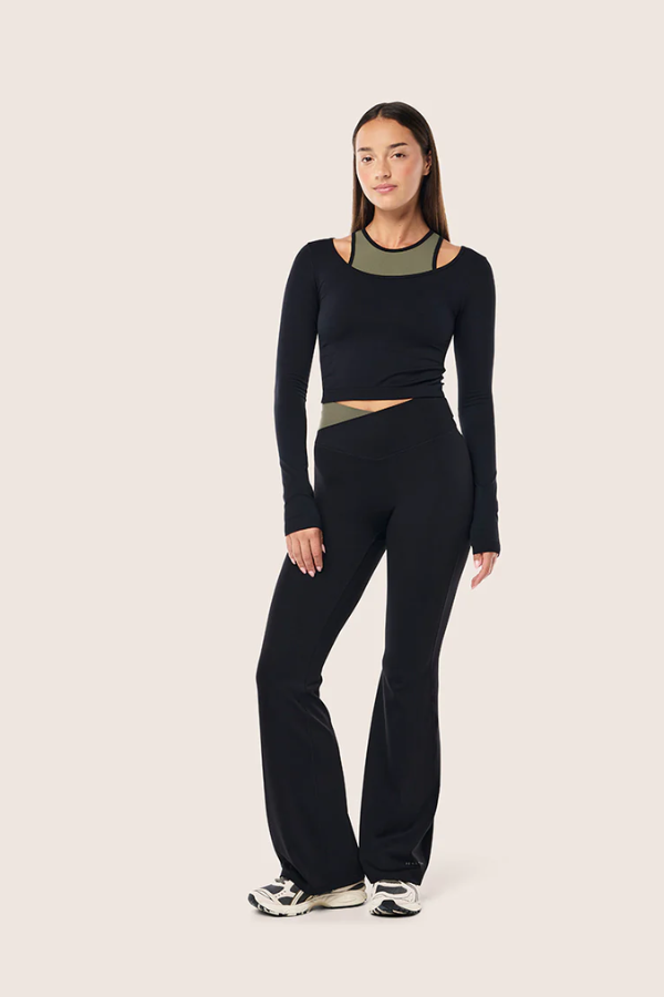 Wander Flare Legging - Black/Olive