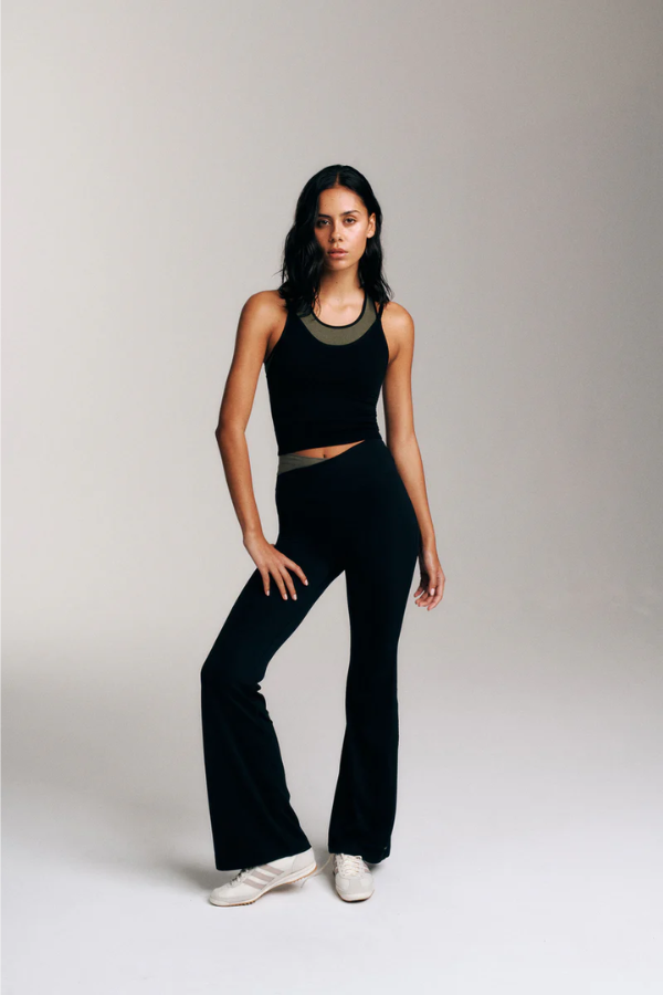 Wander Flare Legging - Black/Olive